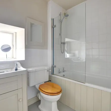3 Bed In Whitby Oc-r580 *
